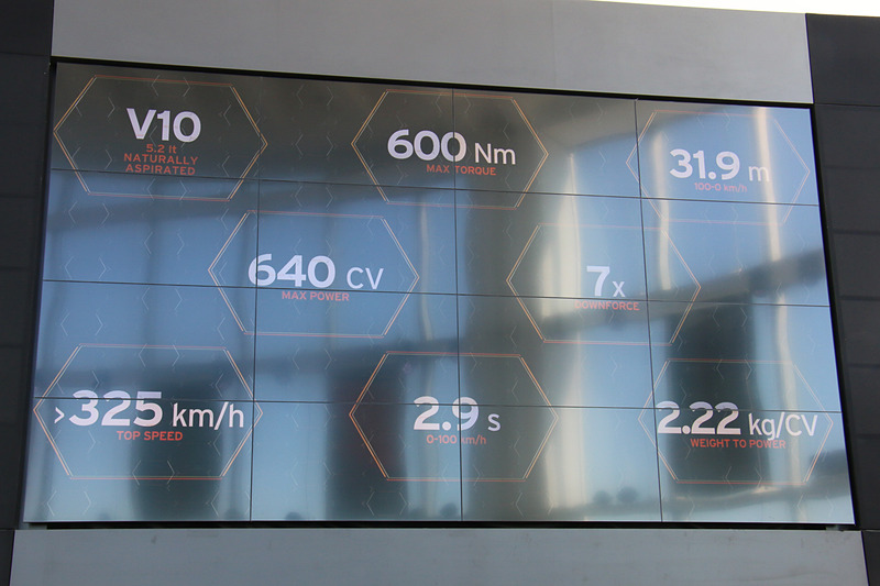 ウラカン EVOの性能を紹介する各種キーワード。ミラノ氏は実際に運転してもらえばそれぞれの進化をすぐに体感できるだろうと語った