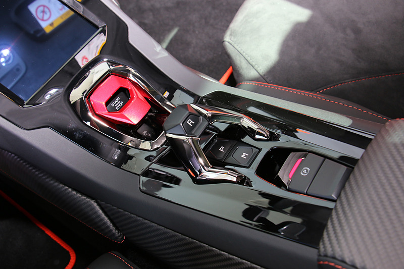 センターコンソールのシフトセレクターは独自スタイルのスイッチ式。エンジンスタートは赤いカバーを引き起こしてからボタンを押すタイプ