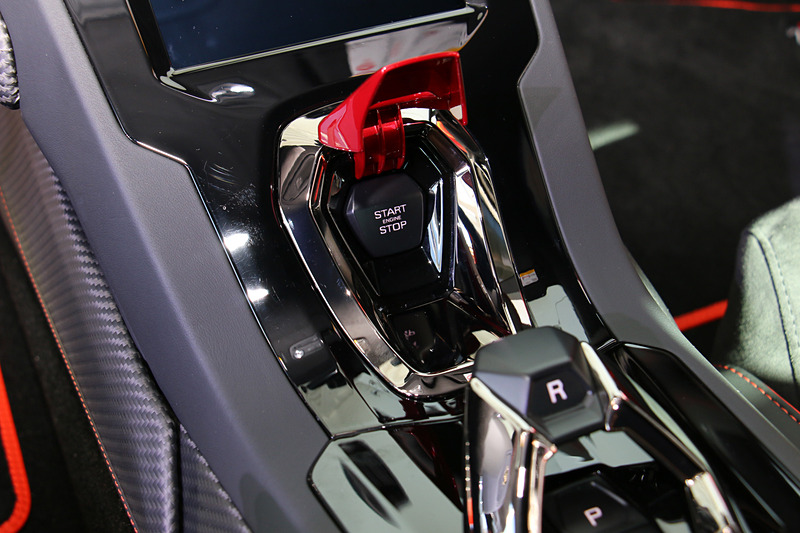 センターコンソールのシフトセレクターは独自スタイルのスイッチ式。エンジンスタートは赤いカバーを引き起こしてからボタンを押すタイプ