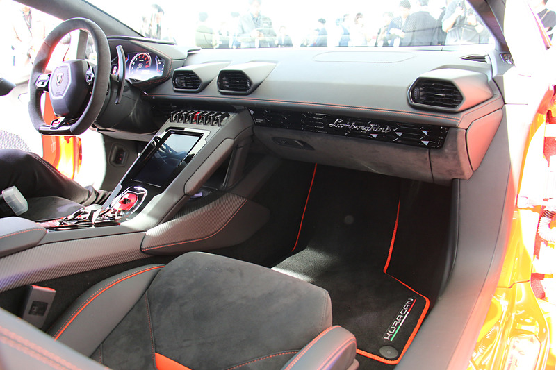 エアコンルーバーやスイッチ類も独自性の強いデザインが与えられている