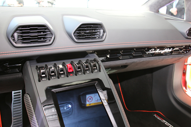 エアコンルーバーやスイッチ類も独自性の強いデザインが与えられている