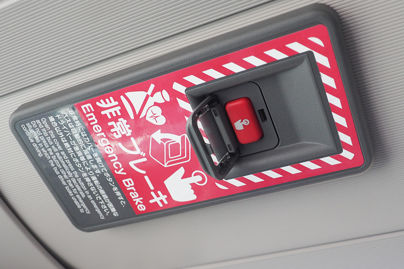 カバーを引き上げてから押し込む