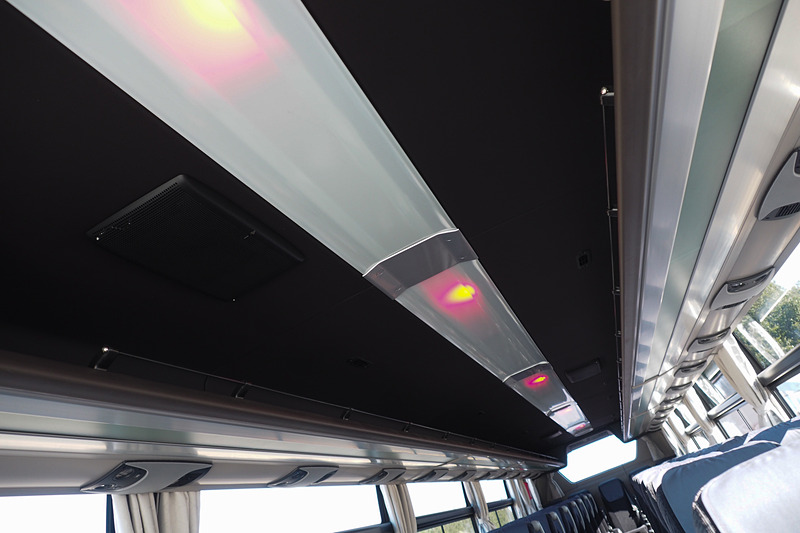 室内灯内部に仕込まれた赤色の警告灯が点滅すると同時にブザーが鳴る