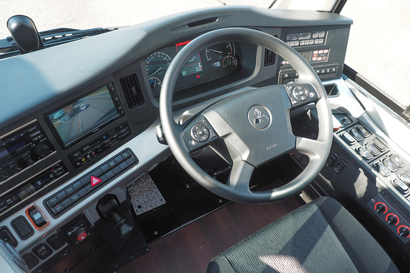 8速機械式自動トランスミッション「ShiftPilot」のため、運転席にはシフトレバーはない。左側コラムレバー内をひねることで前進後進とニュートラルを切り替える