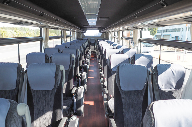 客席は11列仕様で計57人乗り