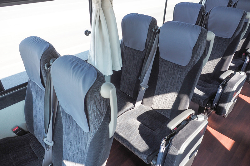 乗客用座席は3点式シートベルトを装備