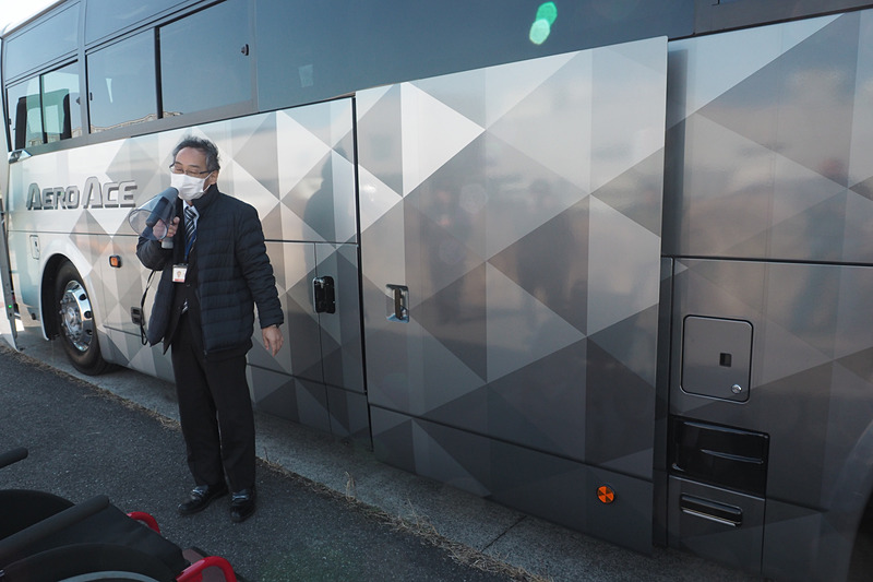 左側面の扉を手動で開ける