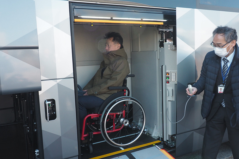 車いす用のエレベーターが付いた仕様もエアロエースに用意される