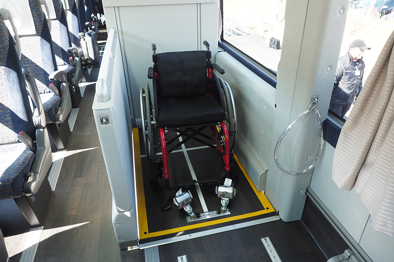 室内のフロアと同じ高さまで車いすが上がってきた。車いすは固定できるので、このまま走行できるほか、座席に移ることもできる