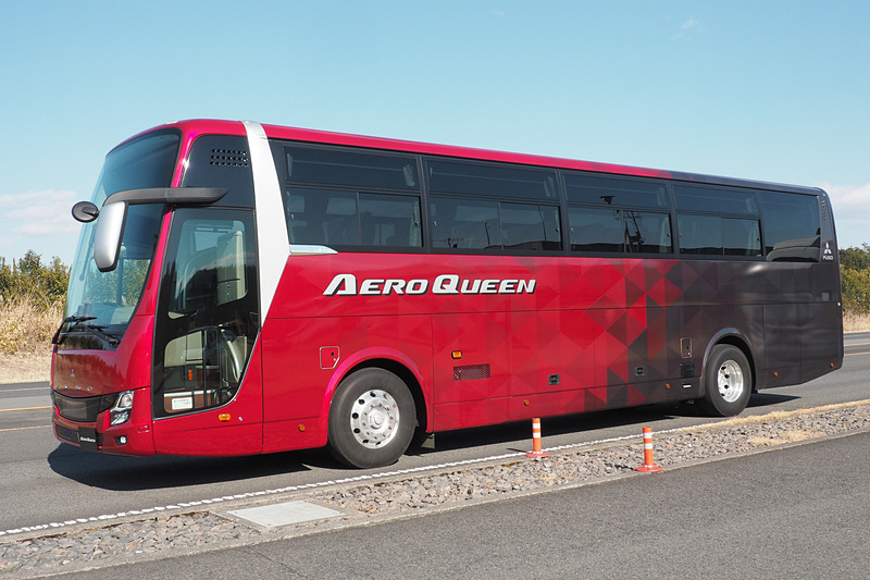 外装にデザインラッピングを施したスーパーハイデッカー仕様のエアロクィーン