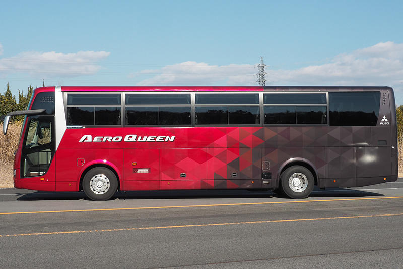 外装にデザインラッピングを施したスーパーハイデッカー仕様のエアロクィーン