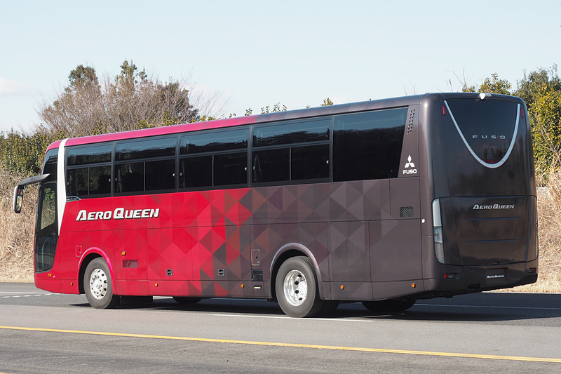 外装にデザインラッピングを施したスーパーハイデッカー仕様のエアロクィーン