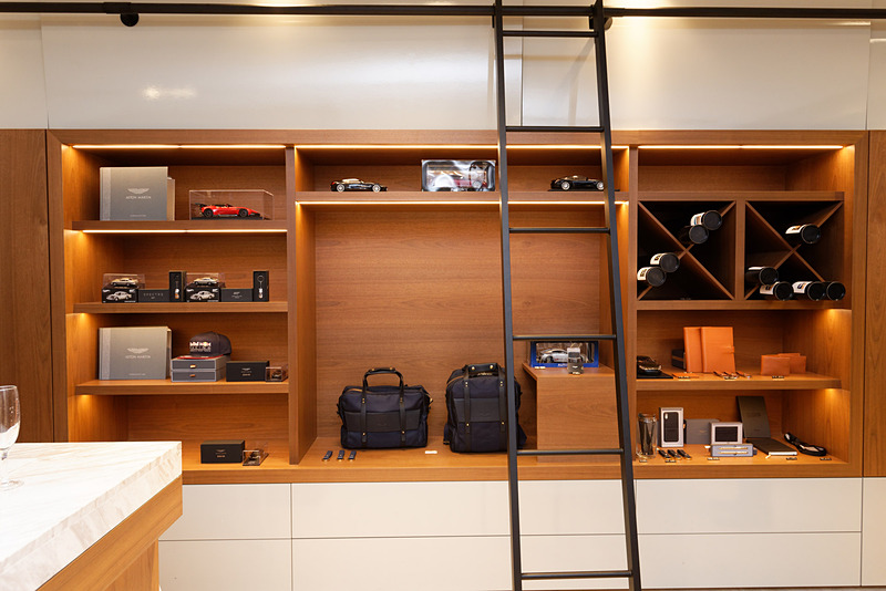 関連グッズが並ぶ店内