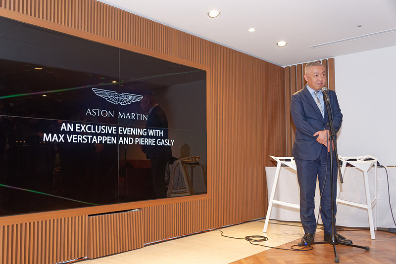 アストンマーティンジャパン マネージングディレクター 寺嶋正一氏。ジュネーブモーターショーで発表された4台のマシン「ヴァルキリー」「ヴァルキリー AMR Pro」「AM-RB 003」「ヴァンキッシュ・ビジョン・コンセプト」を紹介した
