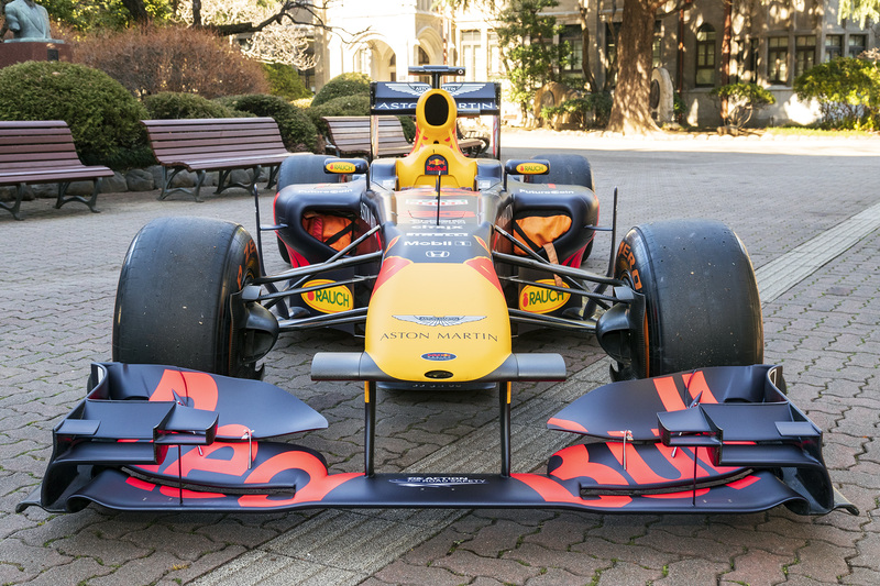 シャシーは各地のイベントなどで使用されている2011年型のRB7のようだ