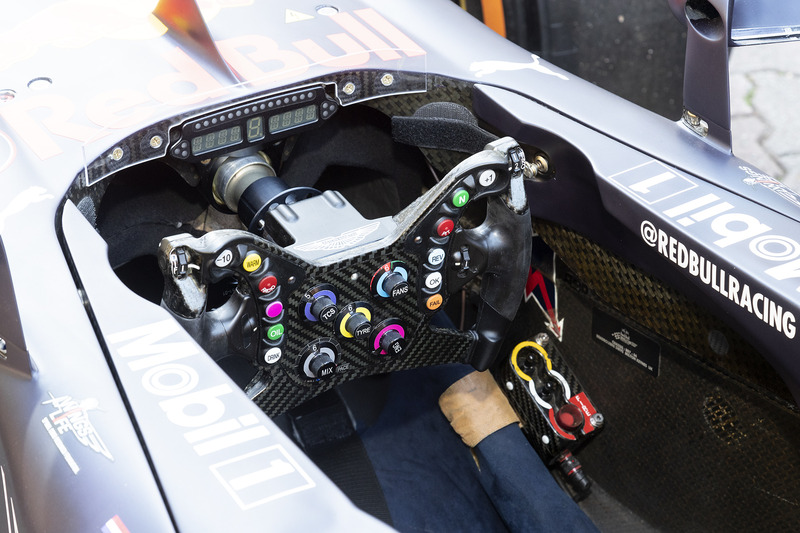 シャシーは各地のイベントなどで使用されている2011年型のRB7のようだ