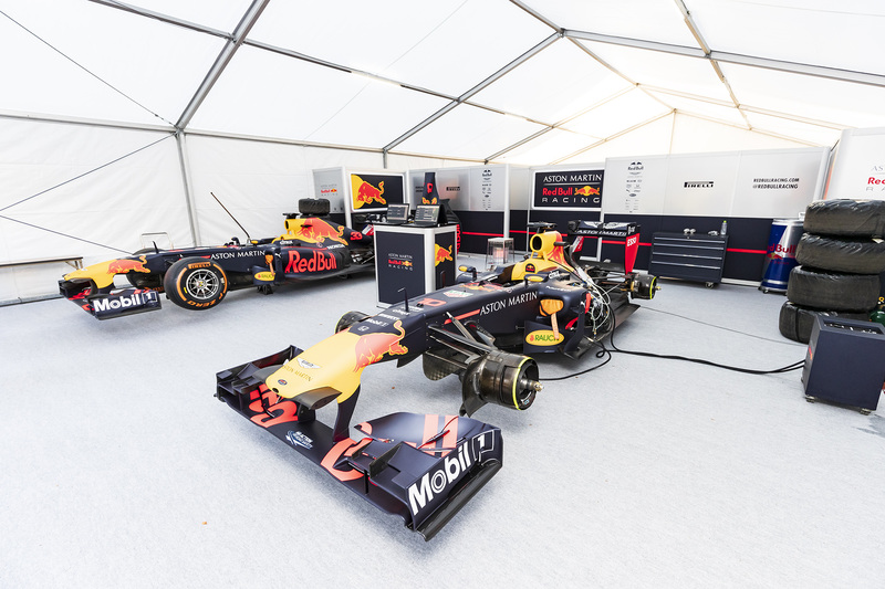 整然としたピット内はさすがF1チーム