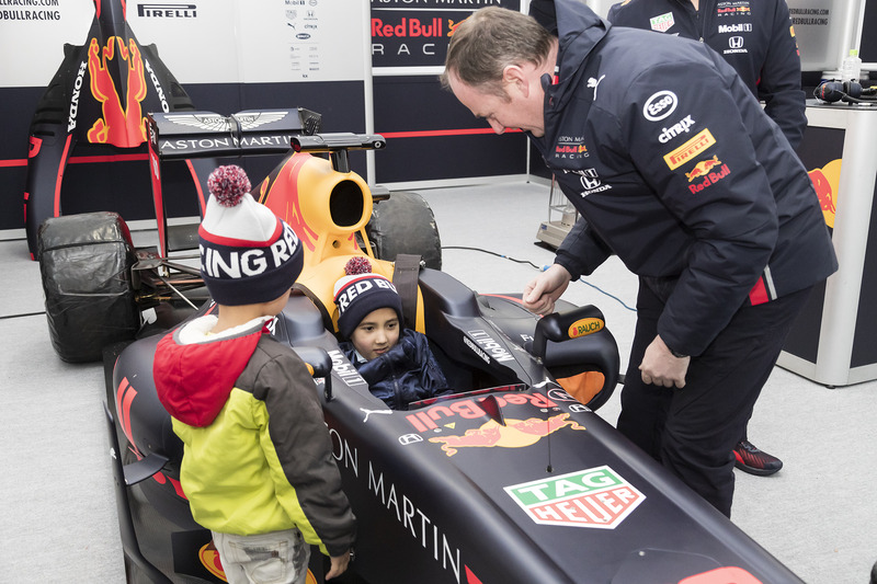 大学内だけあってピット内はオープン。子供をコクピットに載せるシーンも