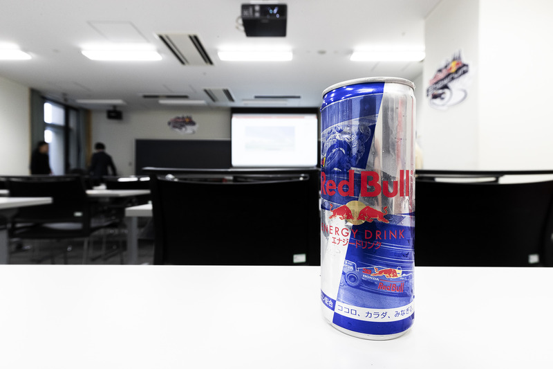 参加者には発売されたばかりのレッドブル×ホンダの限定缶レッドブルが配られた
