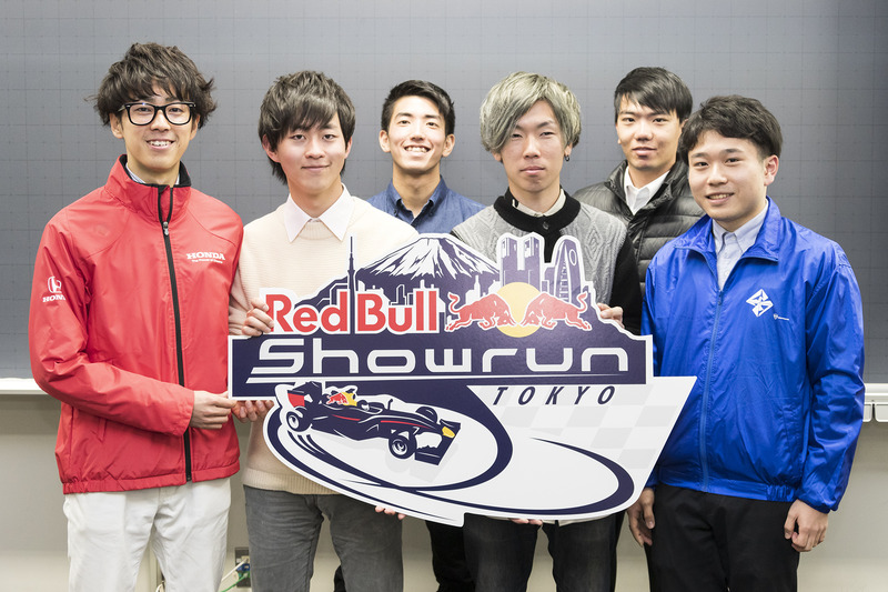 青山学院大学 体育会自動車部、同学生フォーミュラプロジェクトAGRC、同AGMSバイク愛好会のメンバー。左が本田技術研究所 HRD Sakura 久保哲宏氏