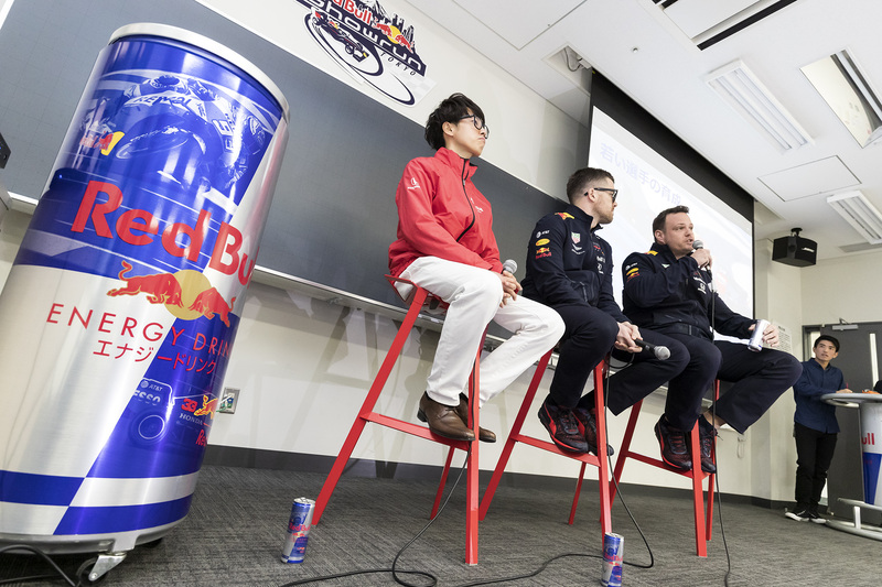 アストンマーティン・レッドブル・レーシングチームのポール・ヘンドリックス氏（右）とブレーク・フレンド氏（中央）。左は久保哲宏氏