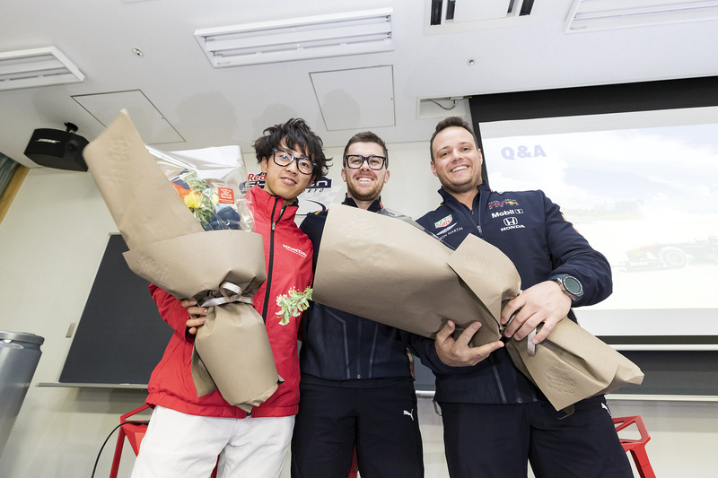 ゲストに花束が贈呈された