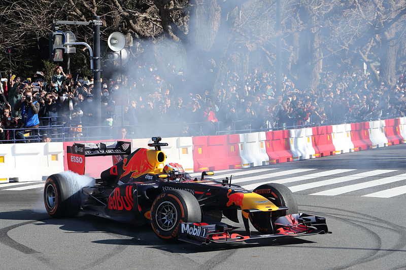 東京都の公道「都道414号」でドーナツターンを披露したアストンマーティン・レッドブル・レーシングのF1マシン