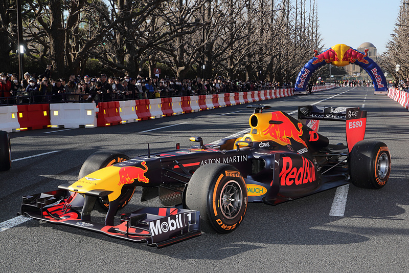 ショーランで走行した「アストンマーティン・レッドブル・レーシング デモカー」