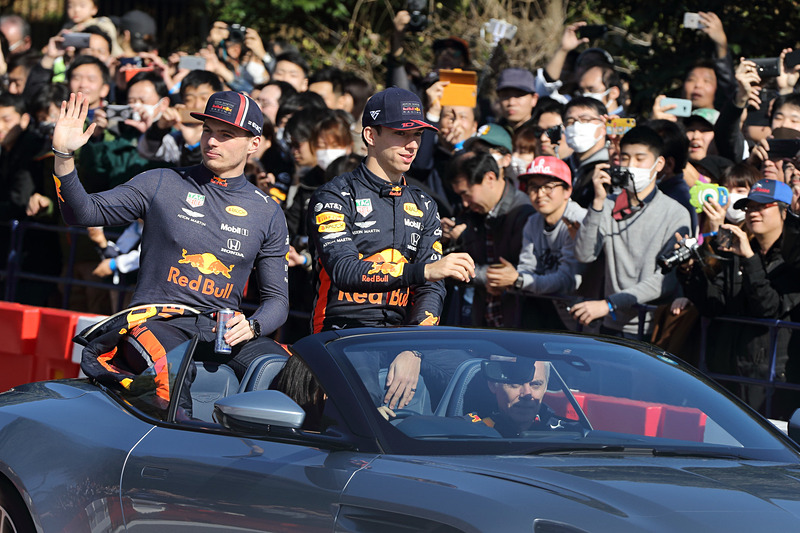 ショーラン前にはアストンマーティンの「DB11 ヴォランテ」に両選手が乗り、コースの下見を兼ねてヒーローラン