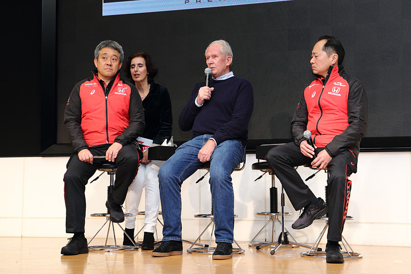 最初にホンダとレッドブルのチーム主要人物3人が登壇