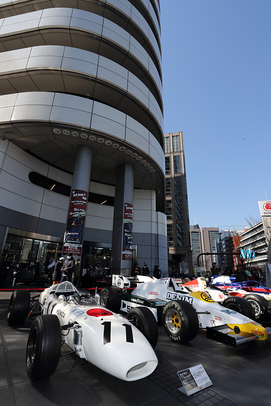 会場となったホンダウエルカムプラザ青山の正面玄関前に、4台のホンダ F1マシンが展示された