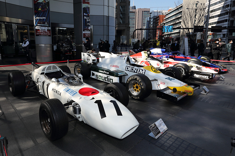 会場となったホンダウエルカムプラザ青山の正面玄関前に、4台のホンダ F1マシンが展示された