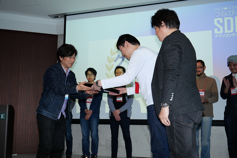 審査委員長の暦本純一氏が賞状と副賞を贈呈