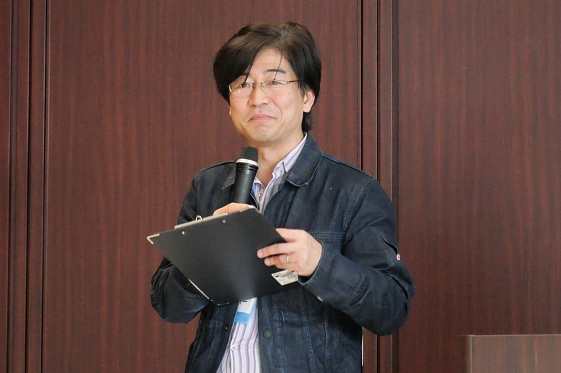 総評を述べる審査委員長の暦本純一氏。各作品のアイデアや完成度を高く評価した