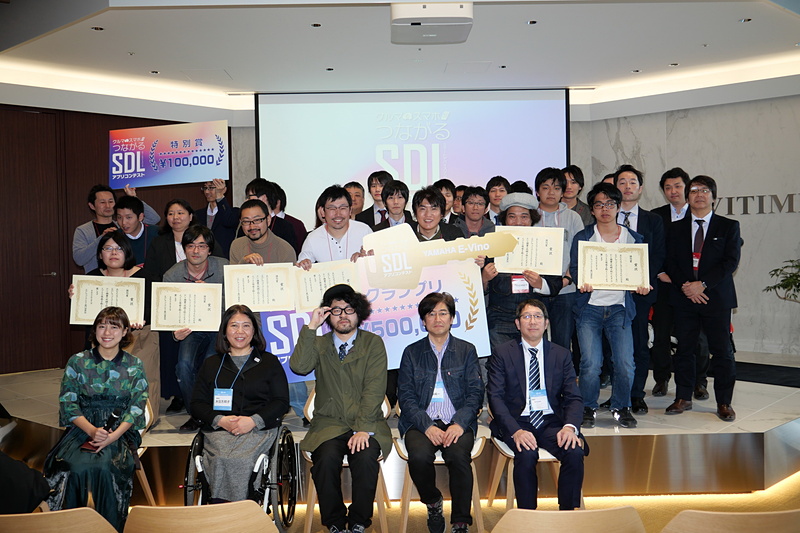 作品制作者と審査委員で記念撮影