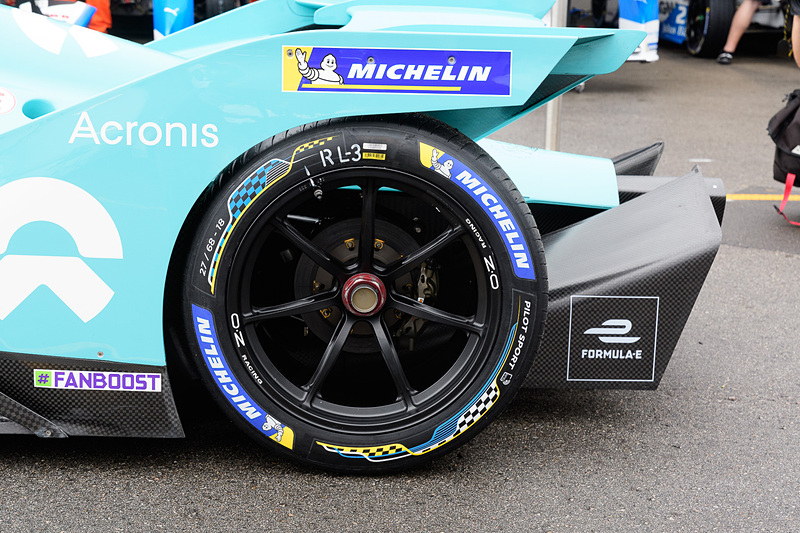 タイヤはミシュランが供給している、フォーミュラカーとしては珍しい18インチのホイルを採用