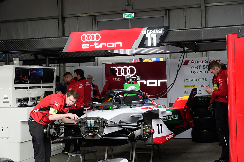 Audi Sports ABT Schaefferのピットガレージ