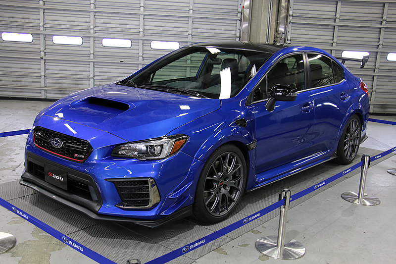 コンプリートカー「S209」。デトロイトショーに展示された車両は白いボディカラーだったが、今回の展示モデルはWRブルーのボディとなっている
