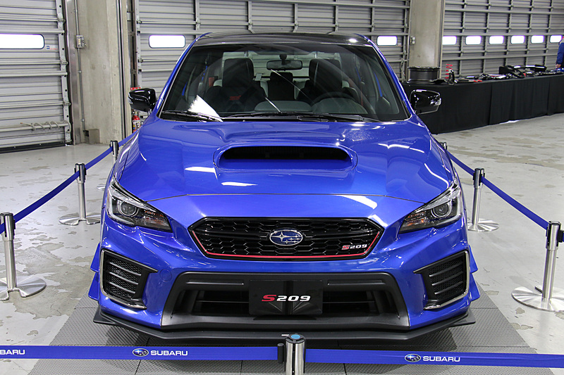 コンプリートカー「S209」。デトロイトショーに展示された車両は白いボディカラーだったが、今回の展示モデルはWRブルーのボディとなっている