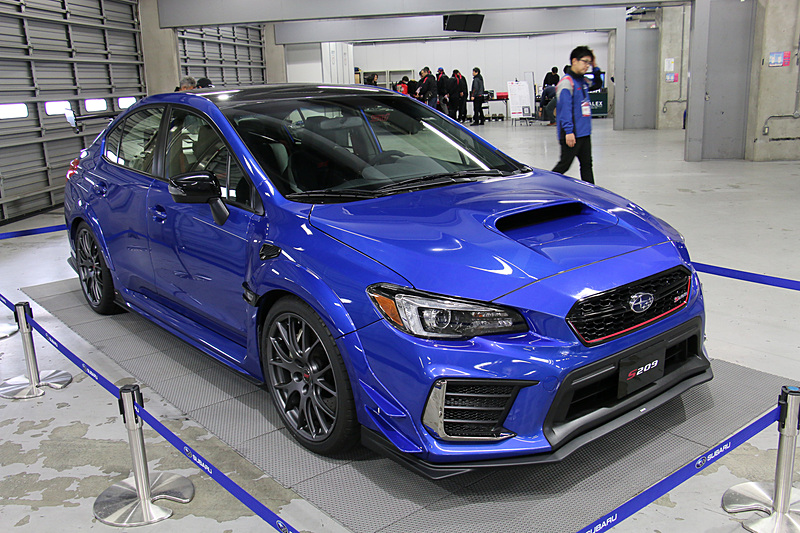 コンプリートカー「S209」。デトロイトショーに展示された車両は白いボディカラーだったが、今回の展示モデルはWRブルーのボディとなっている