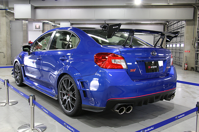 コンプリートカー「S209」。デトロイトショーに展示された車両は白いボディカラーだったが、今回の展示モデルはWRブルーのボディとなっている