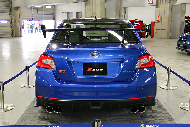 コンプリートカー「S209」。デトロイトショーに展示された車両は白いボディカラーだったが、今回の展示モデルはWRブルーのボディとなっている