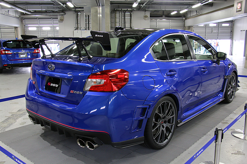 コンプリートカー「S209」。デトロイトショーに展示された車両は白いボディカラーだったが、今回の展示モデルはWRブルーのボディとなっている