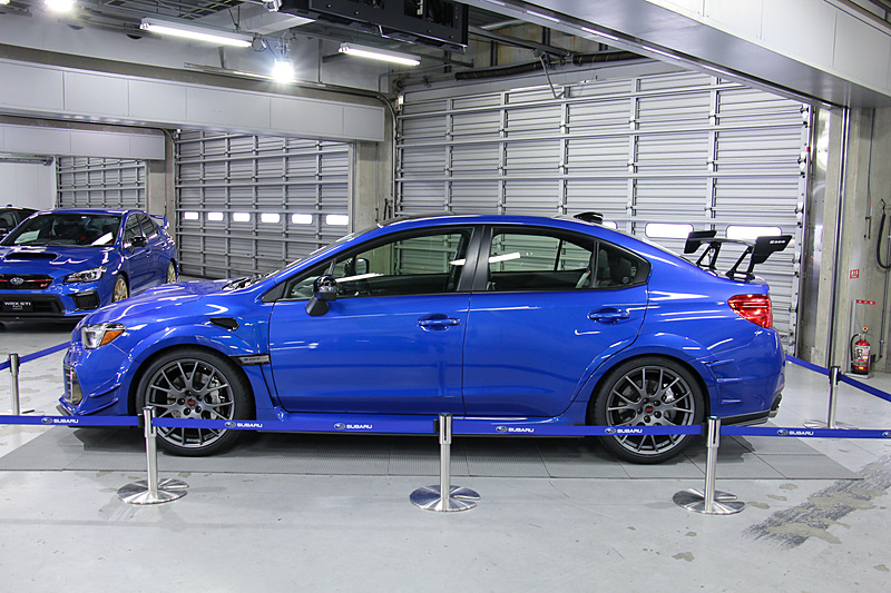 コンプリートカー「S209」。デトロイトショーに展示された車両は白いボディカラーだったが、今回の展示モデルはWRブルーのボディとなっている