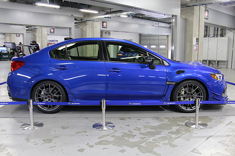 コンプリートカー「S209」。デトロイトショーに展示された車両は白いボディカラーだったが、今回の展示モデルはWRブルーのボディとなっている