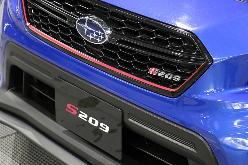 フロントアンダースポイラーやバンパーサイドカナードを装備。メッシュタイプフロントグリルにはチェリーレッドストライプやS209オーナメントが与えられる