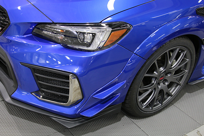 フロントアンダースポイラーやバンパーサイドカナードを装備。メッシュタイプフロントグリルにはチェリーレッドストライプやS209オーナメントが与えられる