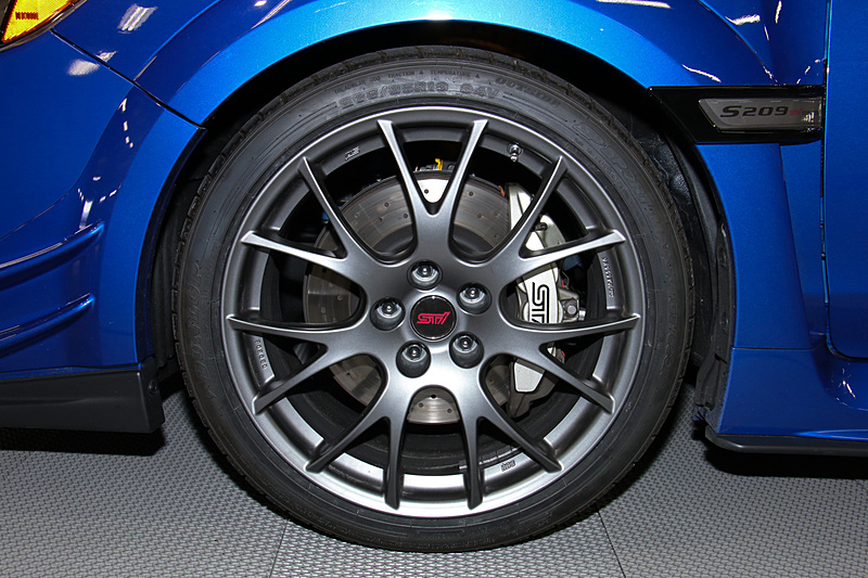 STI製のBBS19インチ鍛造アルミホイールにダンロップの265/35 R19タイヤをセット