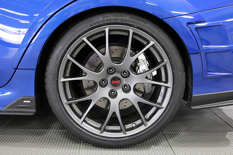 STI製のBBS19インチ鍛造アルミホイールにダンロップの265/35 R19タイヤをセット