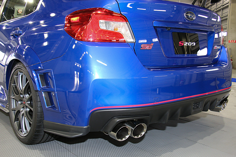 リアサイドアンダースポイラーが追加され、リアバンパーにエアアウトレットグリルやチェリーレッドストライプを備える